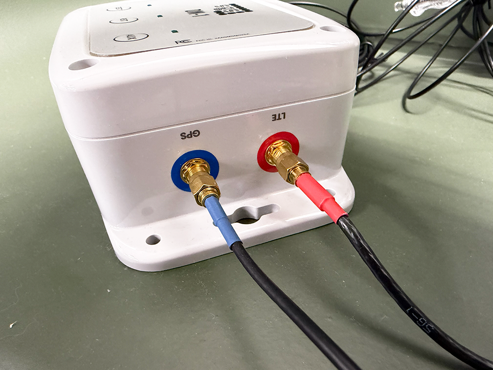 Red LTE and blue GPS antenna connectors on the DM-1
