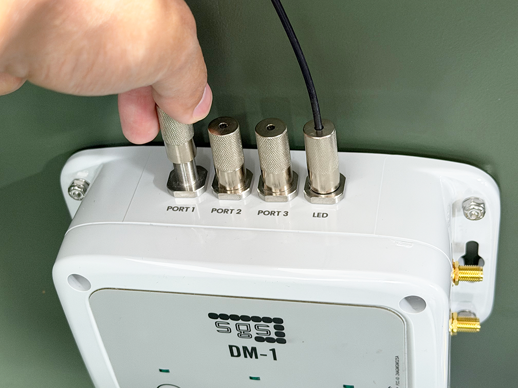 Connecting a fiber optic cable to a DM-1 port
