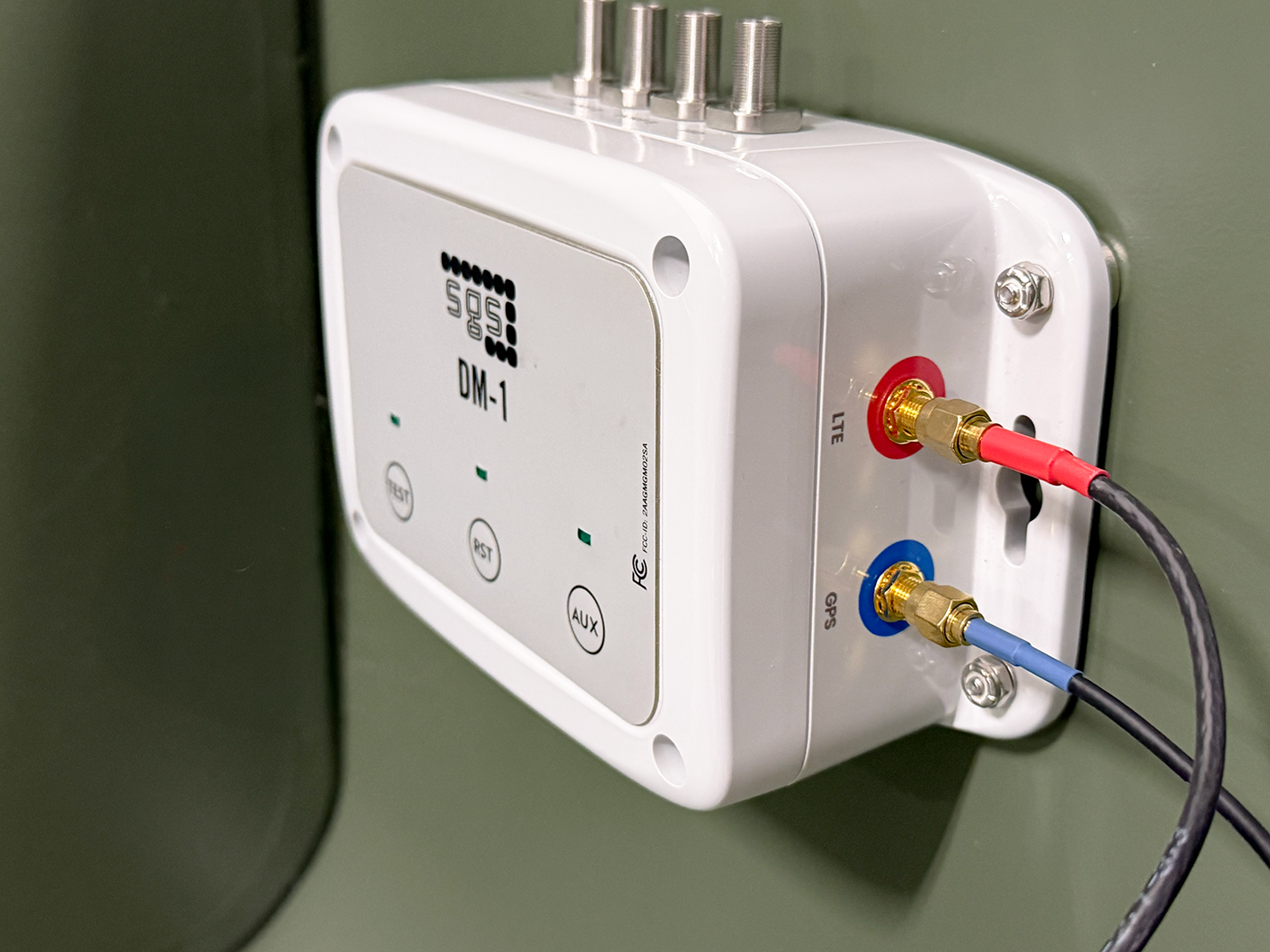 LTE and GPS antennas connected to the DM-1